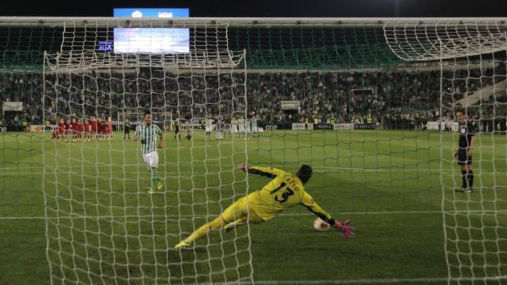 El ex del Betis Nono revivió con el Slovan Bratislava la peor pesadilla de su carrera, cuando falló otro penalti decisivo en la tanda del Euroderbi.