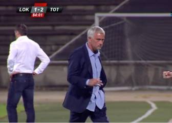 Celebración de tranquilidad de Mou al ver que no lo eliminan