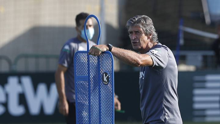 El Betis de Manuel Pellegrini rindió bien en defensa ante el Alavés pero peor en ataque y el entrenador chileno igual revisa su manta ante el Valladolid.