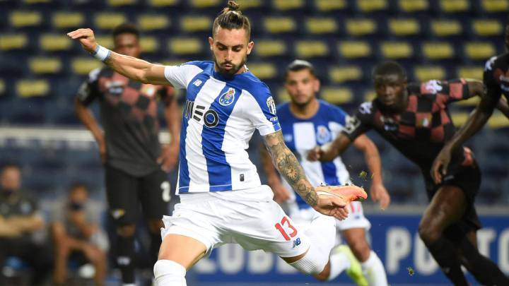 Alex Telles.