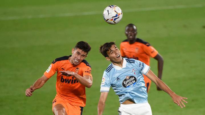 Gabri Veiga salta buscando el balón de cabeza con Gabriel Paulista durante el partido entre el Celta y el Valencia.