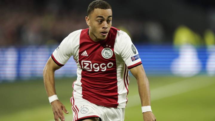 Sergiño Dest, en un partido con el Ajax.
