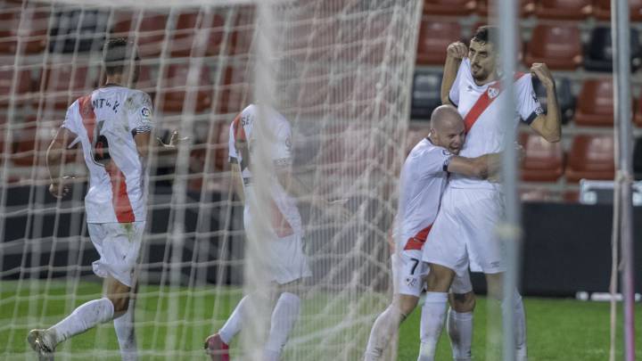 Isi abraza a Catena tras el 2-1 al Sabadell.