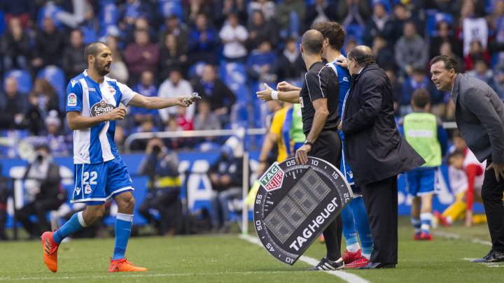 Celso Borges en un partido con el Deportivo