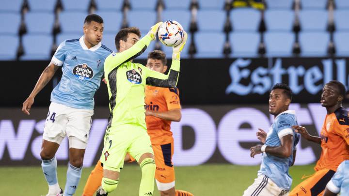 Iván Villar atrapa el balón en presencia de Diakhaby, Tapia, Paulista y Murillo durante el partido entre el Celta y el Valencia.