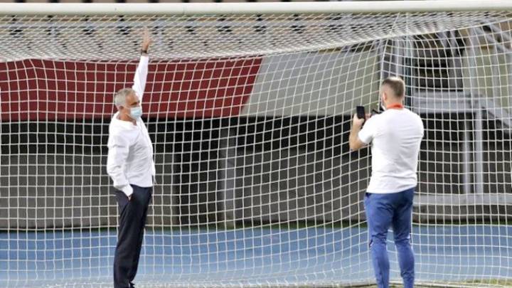 Mourinho posa en la portería cinco centímetros más baja.