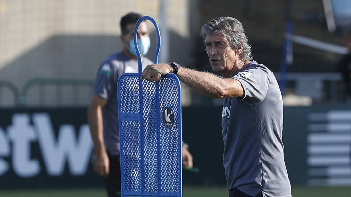 Manuel Pellegrini, durante un entrenamiento del Betis.