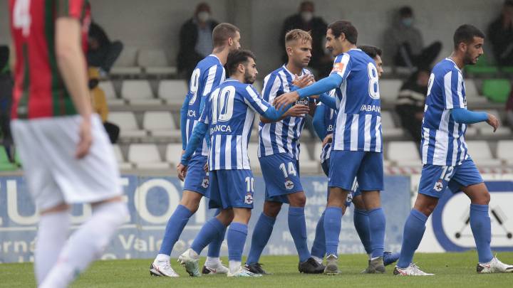 Celso Borges felicita a Lara tras marcar el sevillano el 0-1.