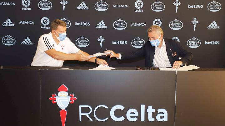 Óscar García y Carlos Mouriño, durante la firma de la renovación del técnico catalán como entrenador del Celta.