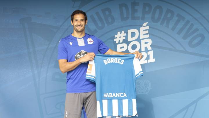 Celso Borges posa con la camiseta del Deportivo