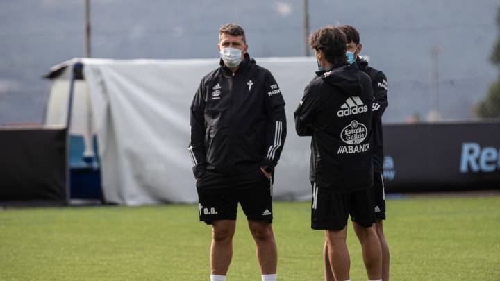El entrenador Óscar García conversa con sus ayudantes durante un entrenamiento del Celta en A Madroa.