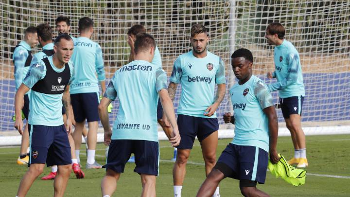Sergio León y Hernani, fuera de la lista frente al Sevilla