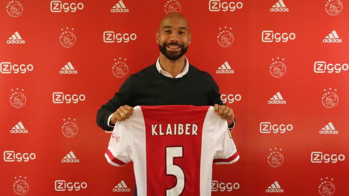 Klaiber posando como nuevo jugador del Ajax.