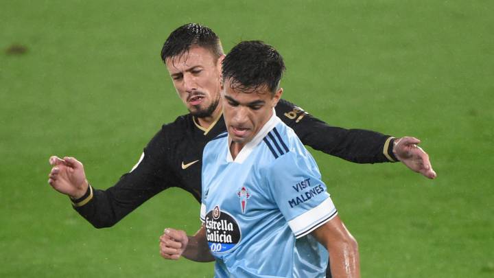 Gabri Veiga controla el balón en presencia de Lenglet