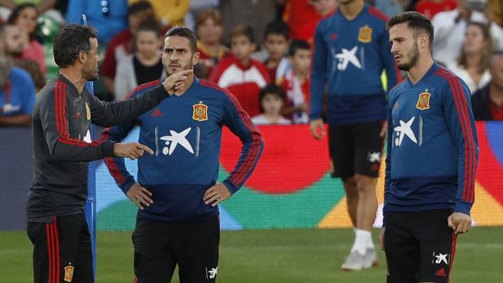 Luis Enrique da indicaciones a Koke y Saúl en un entrenamiento de España en 2018.