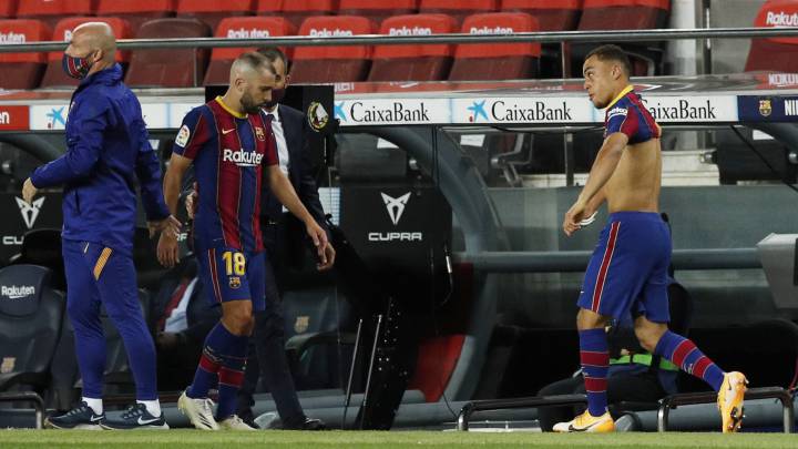 Jordi Alba se retira al banquillo para que entre Sergiño Dest.