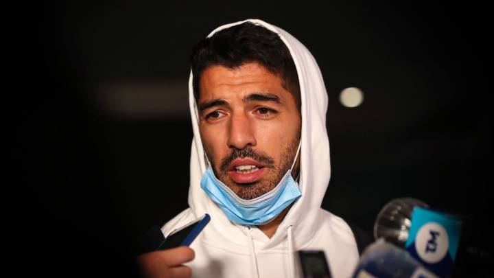 El jugador uruguayo Luis Suárez habla con periodistas su llegada hoy, al aeropuerto internacional de Carrasco en Montevideo (Uruguay).