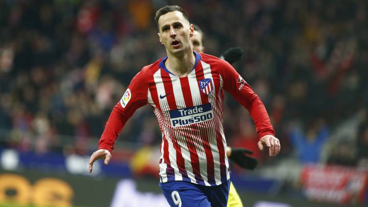 Kalinic jugando con el Atlético