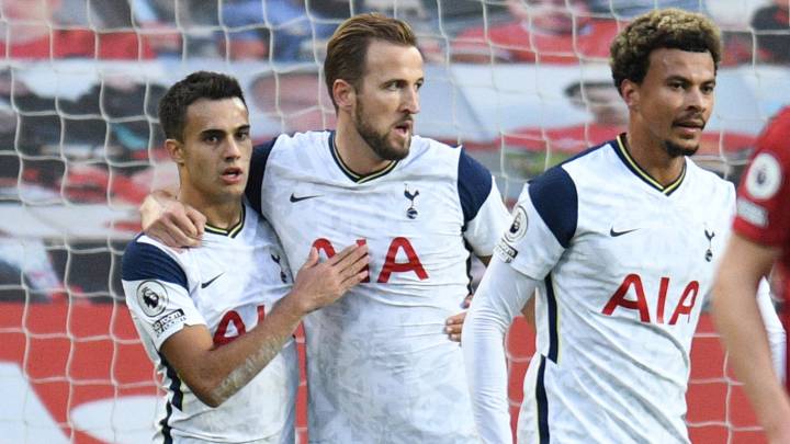 Sergio Reguilón, el primero por la izquierda, celebra uno de los goles del Tottenham ante el Manchester United.