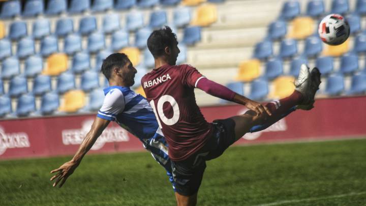 Borges disputa un balón con el granate Romay.