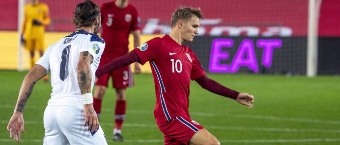 Martin Odegaard, presionado por Gudelj durante el Noruega-Serbia de repesca para la Eurocopa 2020.