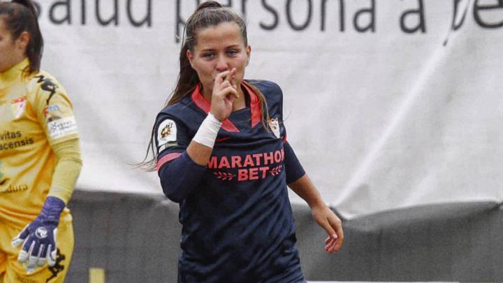 Claudia Pina, jugadora cedida por el Barça en el Sevilla, celebra un gol ante el Santa Teresa.