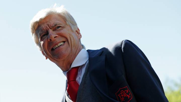 Revolución Wenger: sacar de banda con el pie, córners que vuelen más allá de la línea...
