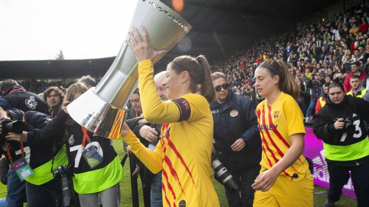 Vicky Losada y Alexia Putellas recogen el trofeo de la Supercopa el pasado mes de febrero.