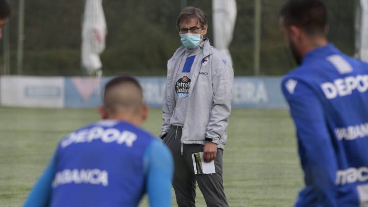 Fernando Vázquez, en el entrenamiento del Deportivo.