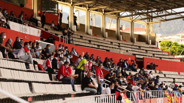 Las aficiones del Hospi y del Llagostera, en el Olímpic de Terrassa con ocasión de la final de Copa Catalunya.