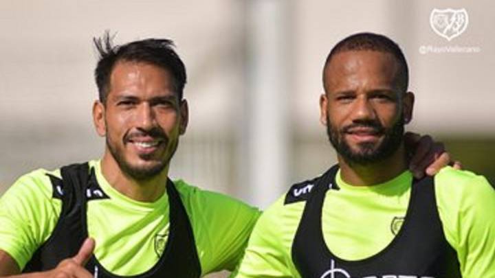 Ulloa y Bebé posan sonrientes en una sesión con el Rayo.