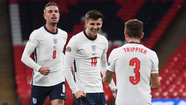 Los jugadores ingleses celebran un gol