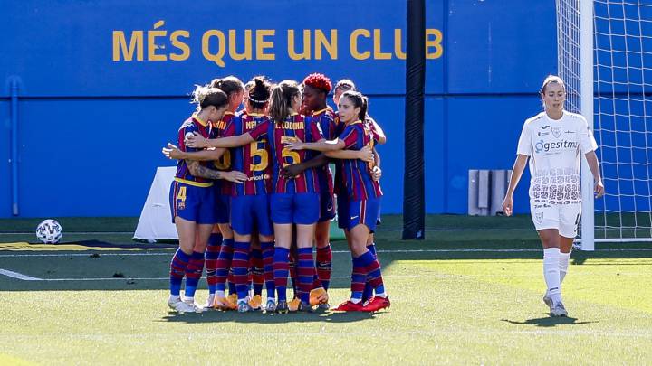 Jugadoras del Barça celebran el primer gol ante el Logroño.