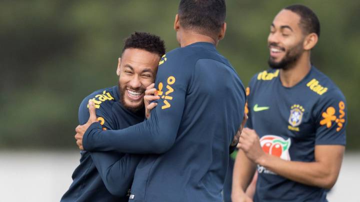 Neymar abraza a Casemiro en un entrenamiento de Brasil en São Paulo, previo al partido contra Perú.