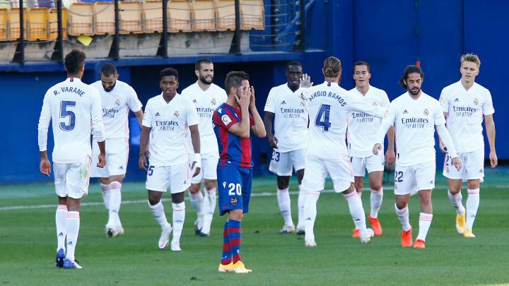 Varane, Venzema, Rodrygo, Ramos y Odegaard (el último a la derecha) aparecen en la lista de 500 jugadores más importantes para World Soccer.