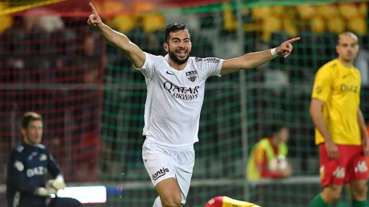 Amat celebra un gol con el KAS Eupen.