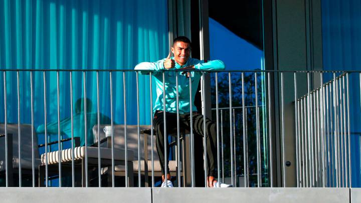 Cristiano sigue el entrenamiento de Portugal desde la terraza de su habitación
