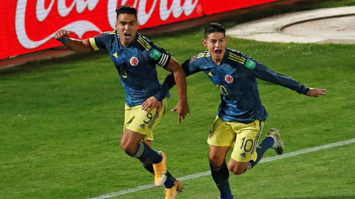 Falcao y James Rodríguez celebran el gol de El Tigre a Chile en el último minuto.