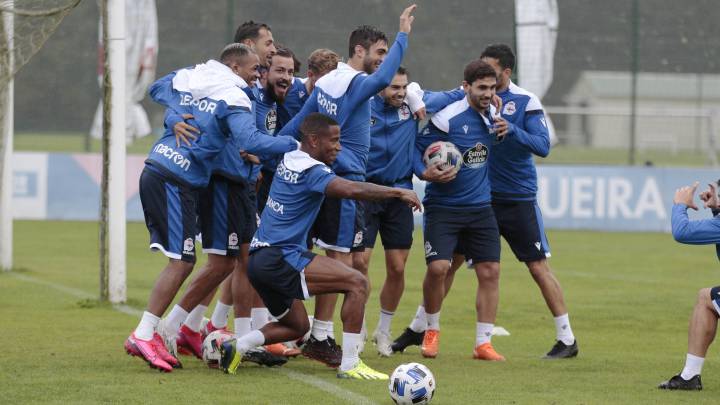 Buen ambiente en el entrenamiento del Deportivo.