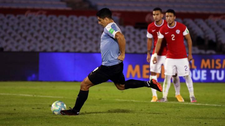 Luis Suárez marca de penalti ante Chile.