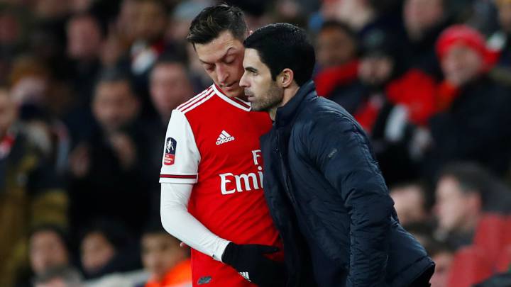 Arteta explica por qué dejó a Özil fuera de Europa: "No es el único"