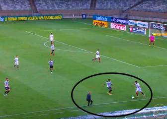 Sampaoli desatado en la línea pidiendo intensidad a los suyos