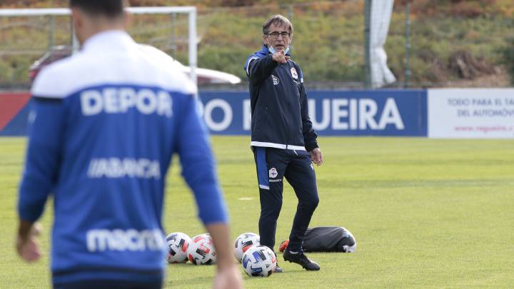 Fernando Vázquez, dando instrucciones en el entrenamiento del Deportivo..