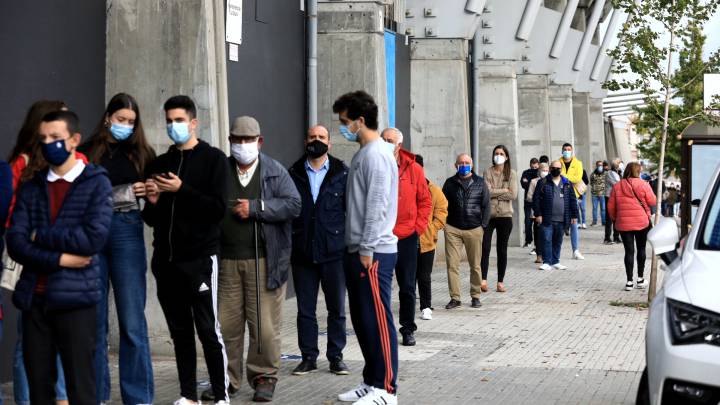 Aficionados del Deportivo haciendo cola en Riazor