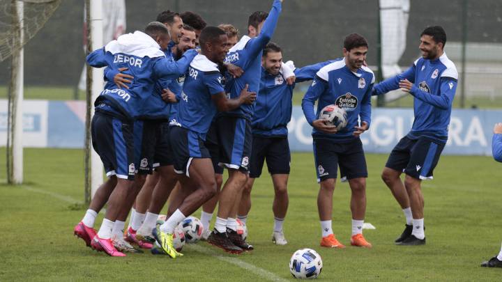 Los jugadores del Deportivo, haciendo piña en el entrenamiento.