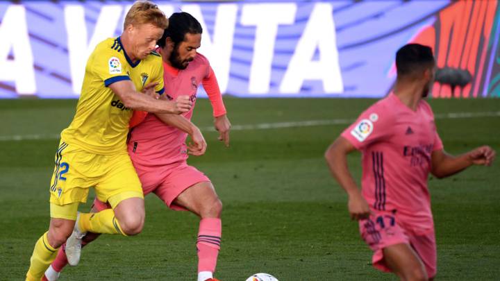 Jens Jonsson lucha un balón con Isco