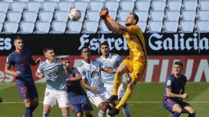 Oblak despeja de puños delante de Mina, Tapia, Murillo y de sus compañeros Trippier, Torreira y Hermoso.