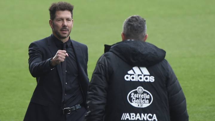 Simeone despidiéndose de Óscar en el partido con el Celta