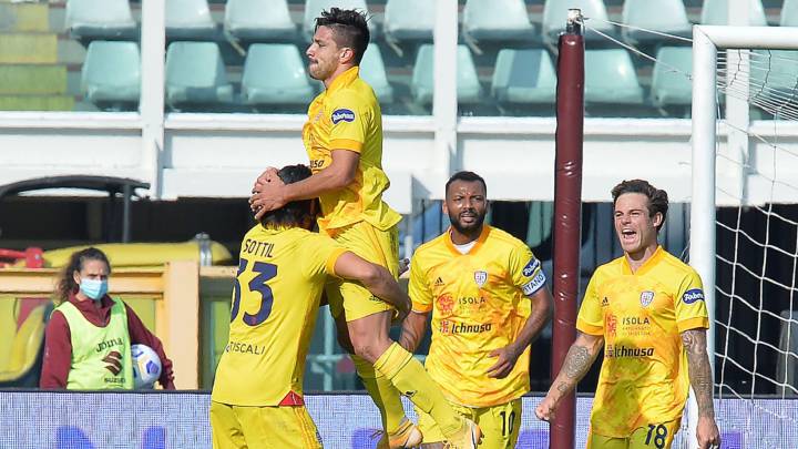Gio Simeone hizo un doblete para dar el primer triunfo al Cagliari