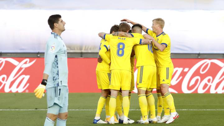 Los jugadores del Cádiz, felices al hacer historia en Madrid